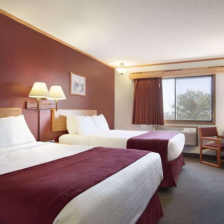 Super 8 By Wyndham Eveleth Motel Bagian luar foto